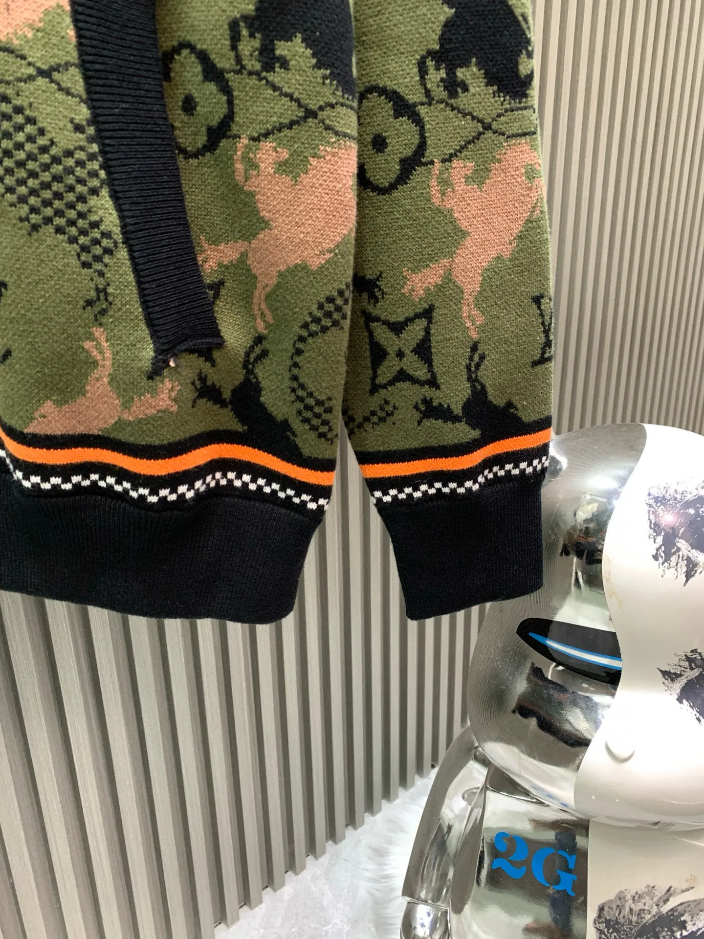 🅿️560 🀄️ Louis Vuitton Louis Vuitton 1*v camouflage woolen jacket knitted jacket YB purchased and printed. Made of custom sheep wool fabric. This sheep wool tunic jacket uses warm tones to depict the Geo Rodeo pattern of the 2025 autumn and winter show. It uses a complex jacquard texture to present the silhouette of a galloping horse and Monogram elements. Micro Damier ribbon embellished zipper front, hem and cuffs. Full-width Geo Rodeo Jacquard, zipper, hem and cuffs are Micro Damie ribbon yarn custom-woven and dyed. Full knitted jacquard design. Zip fly on the chest. Can be matched with bottoms of the same season to create a fashionable look. Suitable for various occasions. Customized accessories. Complete three standards. Same style for men and women.